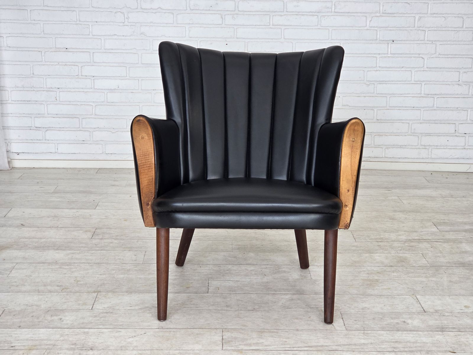 Ca. Jaren 1970, Deens Design Van Svend Skipper, Fauteuil, Model "Teddy", Kunstleer, Teakhout. photo vintage