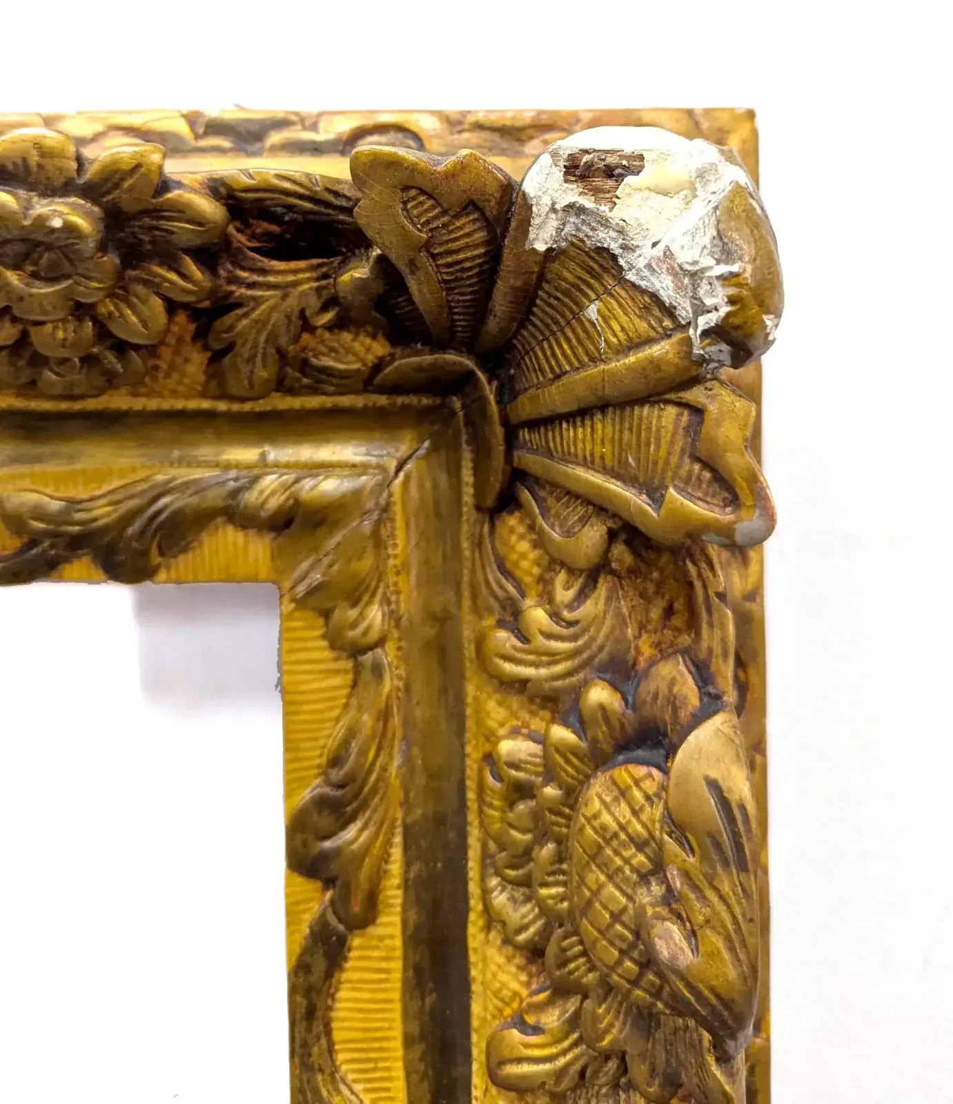 Frame With Wooden Ears And Fine 19th Century Gold Stud 47.5x37 Cm. photo for sale