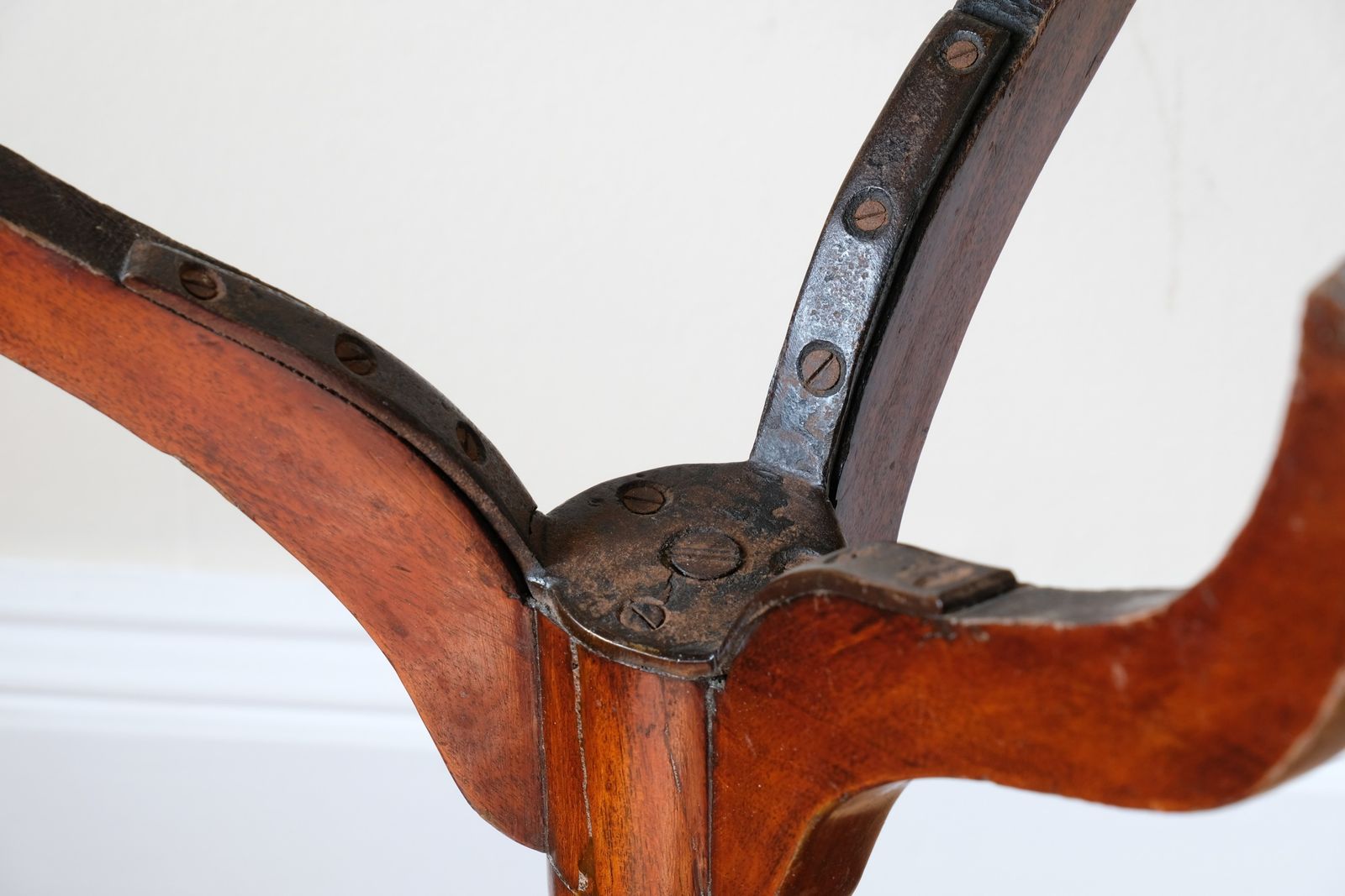 630.0 Antique Flame Mahogany Oval Wine Table — George III (C.1790) photo