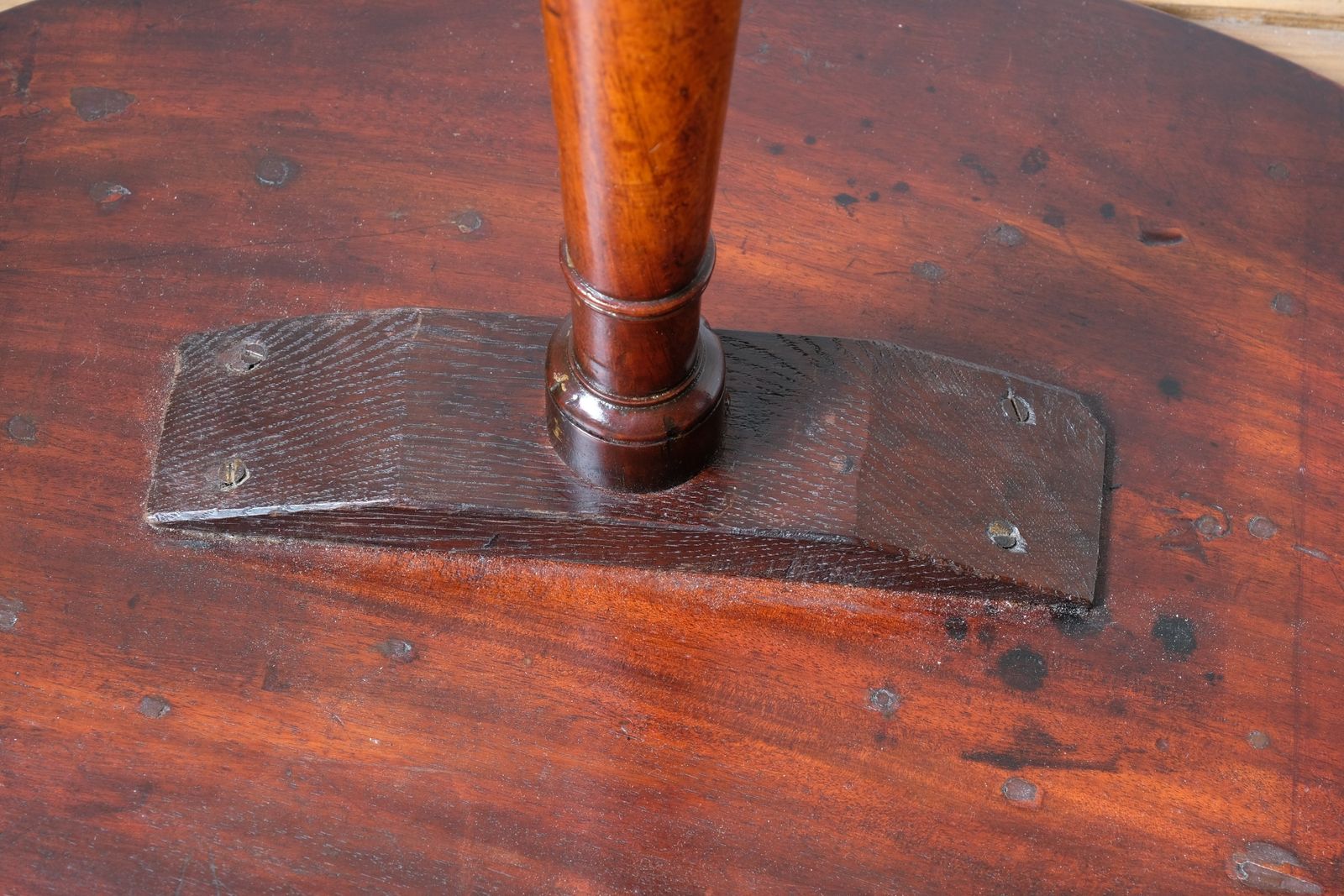 photo vinterior Antique Flame Mahogany Oval Wine Table — George III (C.1790)