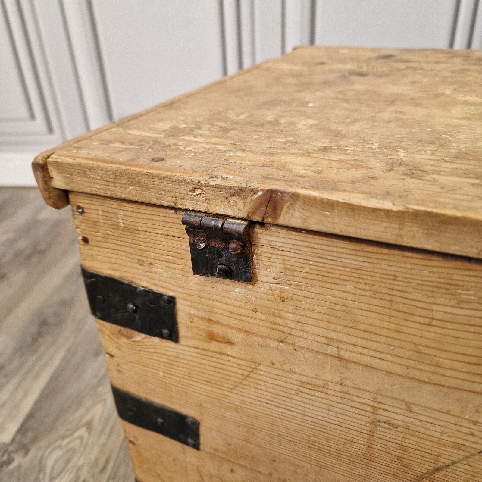 photo vintage Antique Pine Trunk Chest Victorian Solid Wood Old Blanket Box Coffee Table