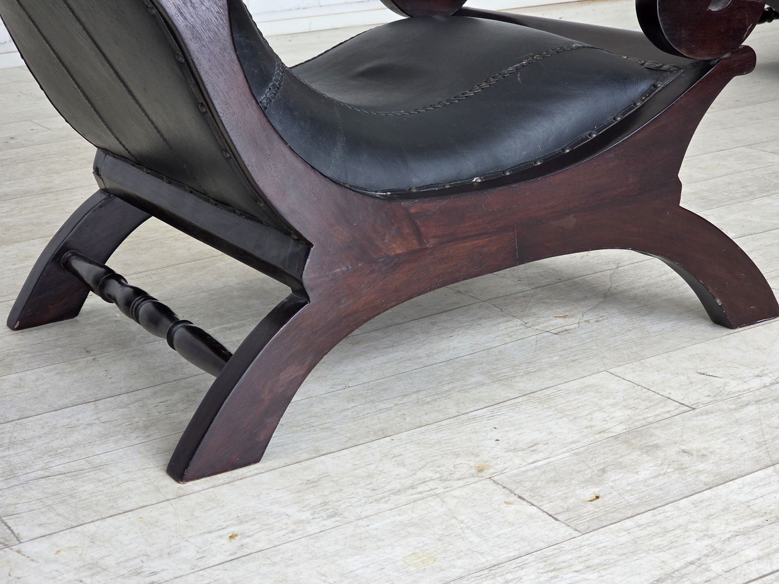 photo vinterior 1970s, Vintage Armchair With Footstool, Black Furniture Leather.