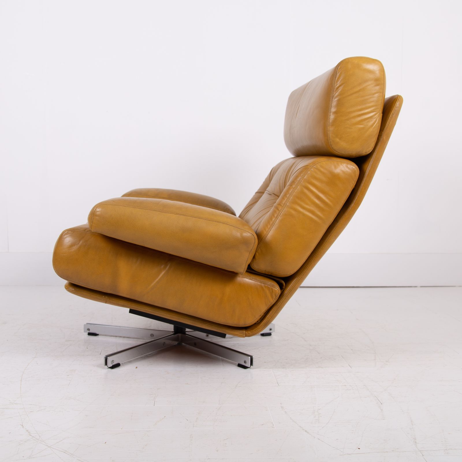 photo vintage Mid Century Swivel Leather Armchair Tetrad Nucleus C1970