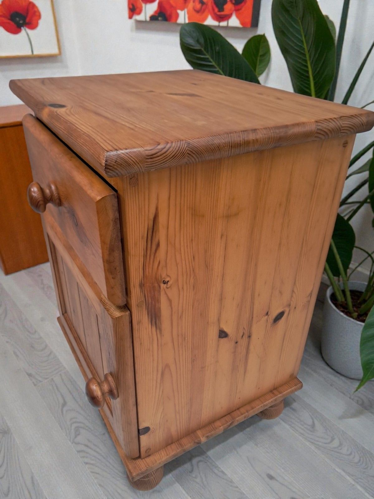 photo furniture Solid Pine Country Bedside Table Cabinet Vintage Bedside Cupboard 1980