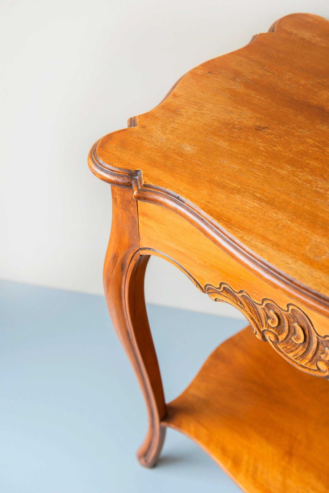 photo vinterior Vintage Franse Landelijke Bijzettafel Met Lade En Onderplank – Rustiek Accent Tafel Met Geschulpte Rand