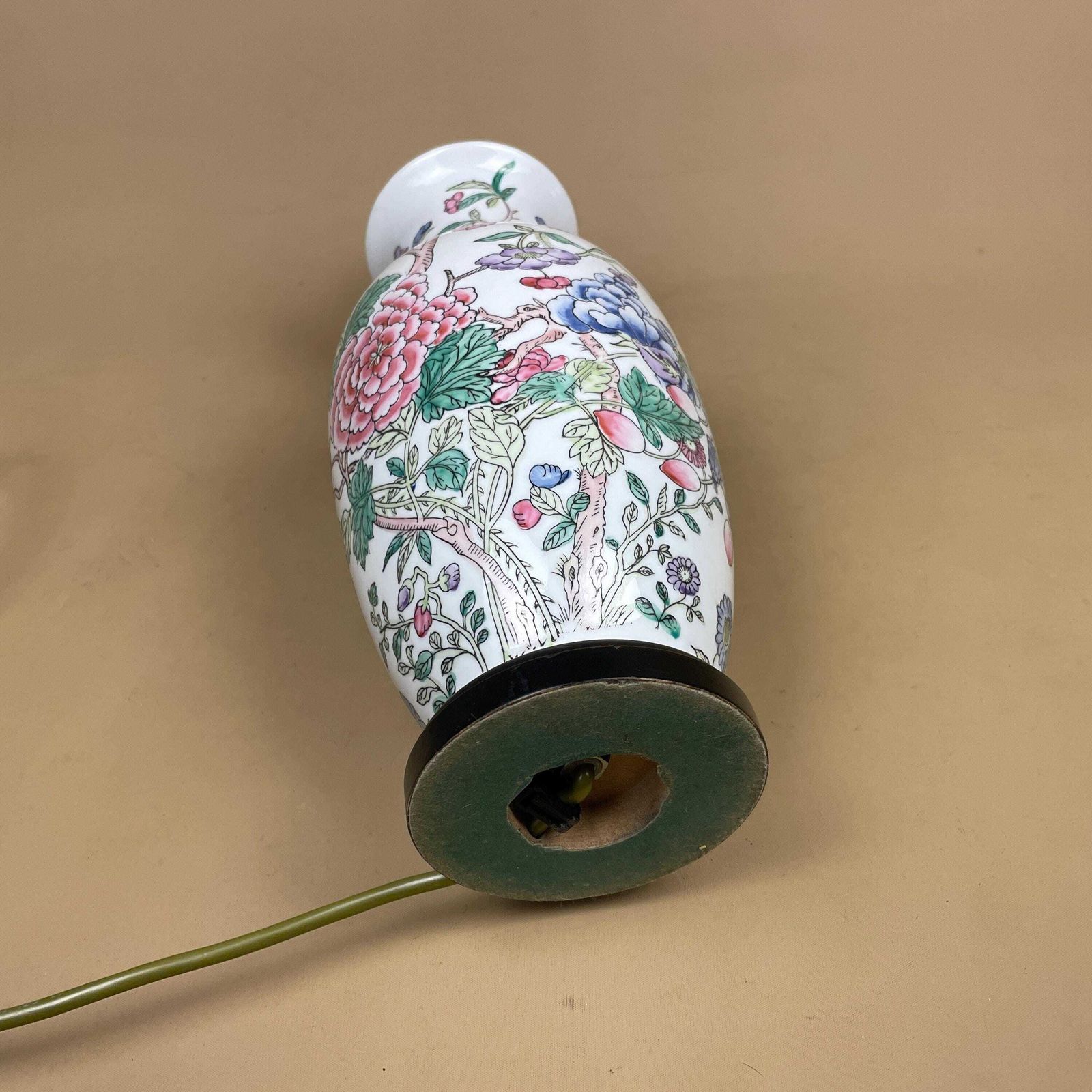 photo furniture Oriental Ceramic Lamp White Hand Painted Floral Vintage Porcelain Table Classic Chinoiserie Ornate Pattern Wood Base Antique Chinese Vase