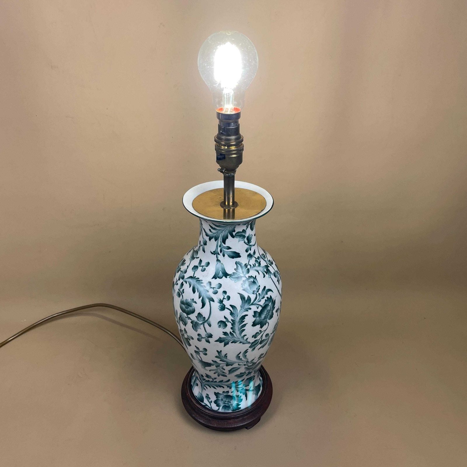 photo furniture Oriental Ceramic Lamp White Hand Painted Floral Vintage Porcelain Table Classic Chinoiserie Ornate Pattern Wood Base Antique Chinese Vase