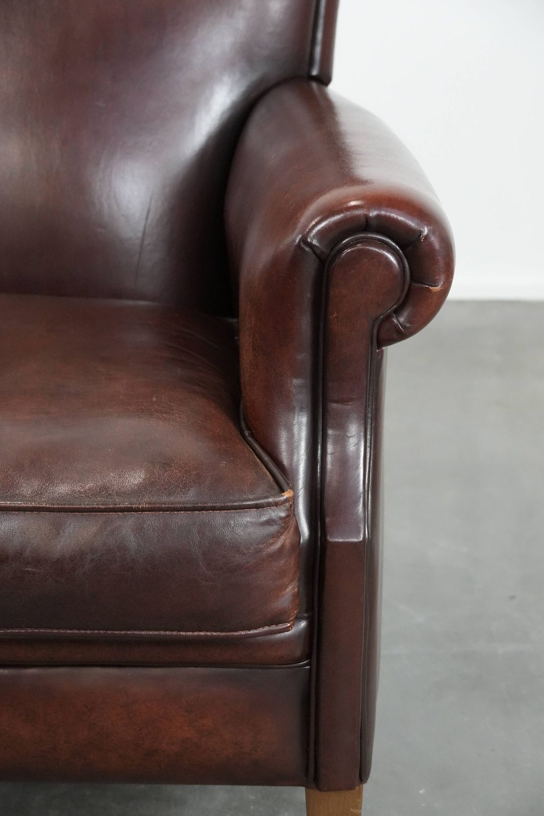 photo furniture Luxueuze Schapenleren Fauteuil Met Een Tijdloze Uitstraling En Een Mooie Donkere Kleur