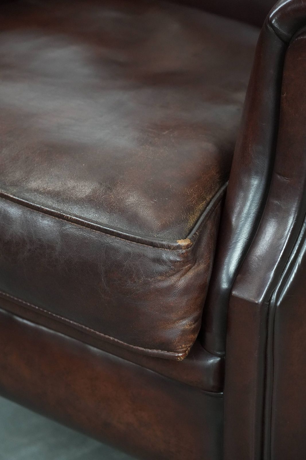 Meubels Luxueuze Schapenleren Fauteuil Met Een Tijdloze Uitstraling En Een Mooie Donkere Kleur photo