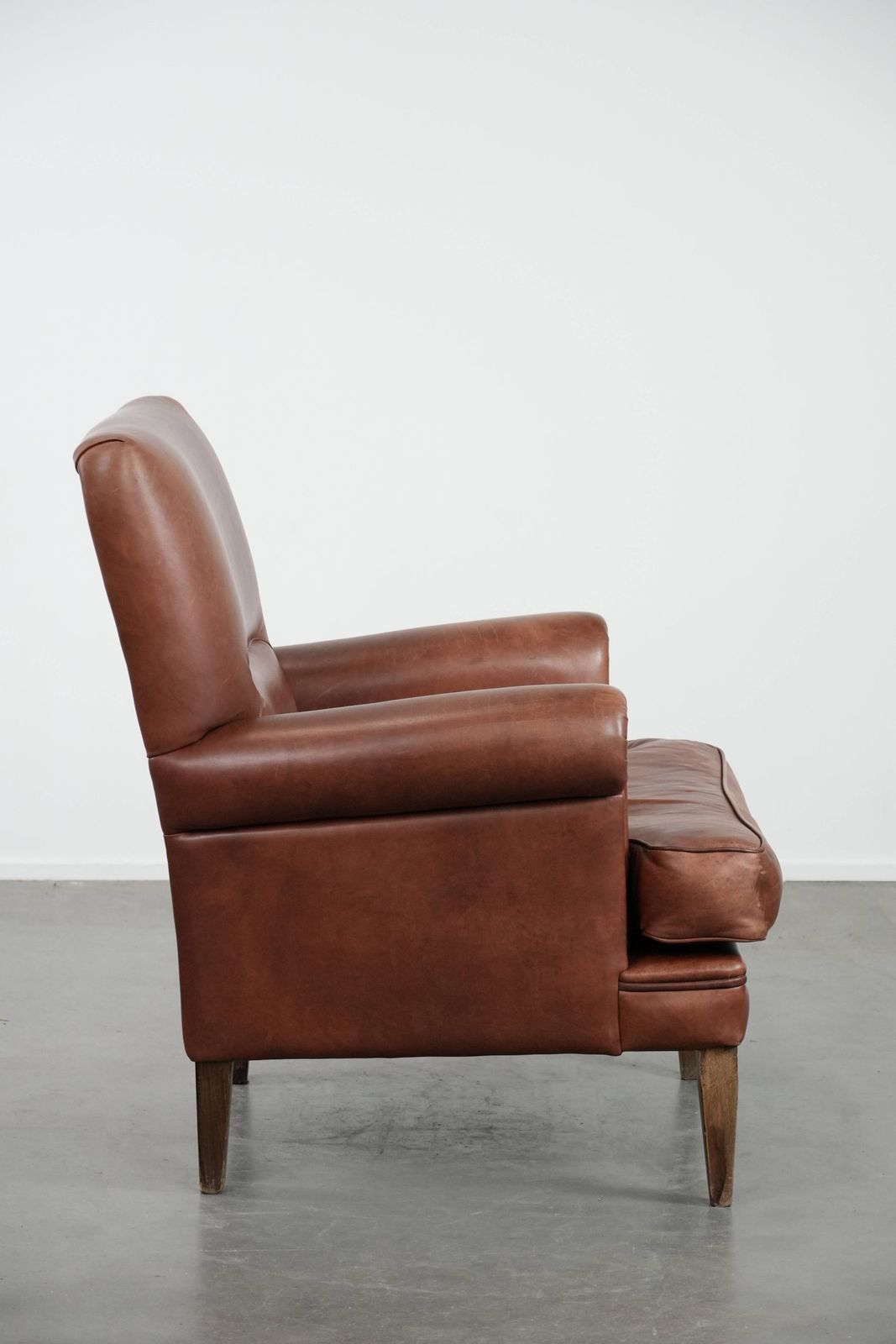 Comfortabele Fauteuil Van Cognackleurig Koeienleer In Engelse Stijl photo for sale