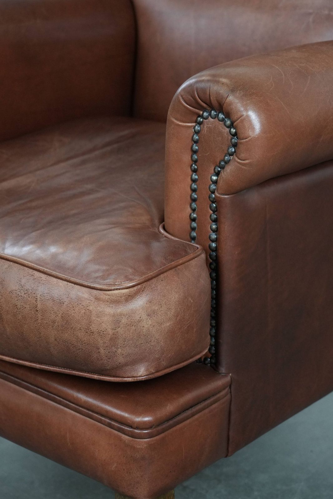 photo for sale Comfortabele Fauteuil Van Cognackleurig Koeienleer In Engelse Stijl