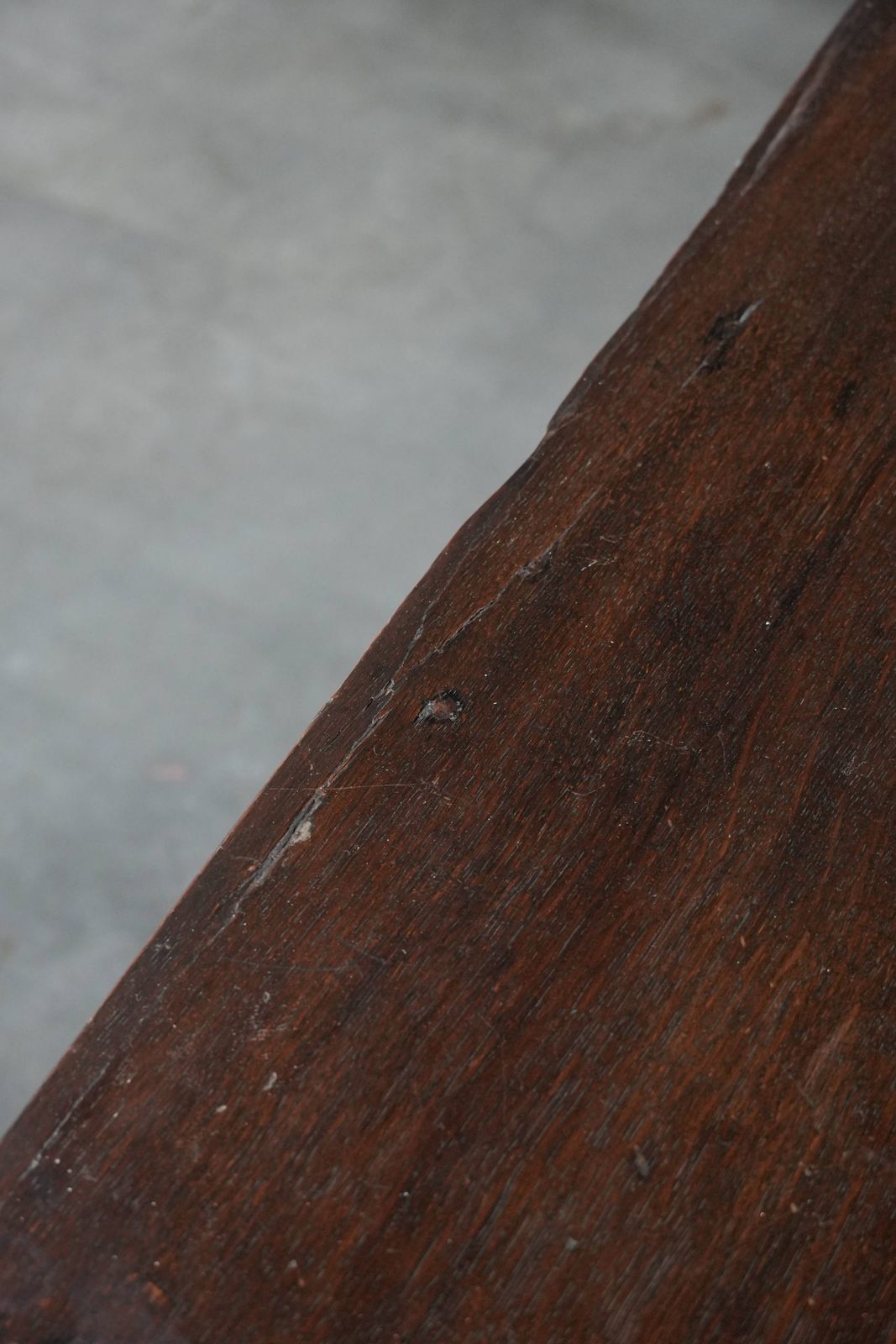 photo vintage Subtle English Antique Oak Chest Of Drawers From The 18th Century In A Nice Modest Size With A Beautiful Patina