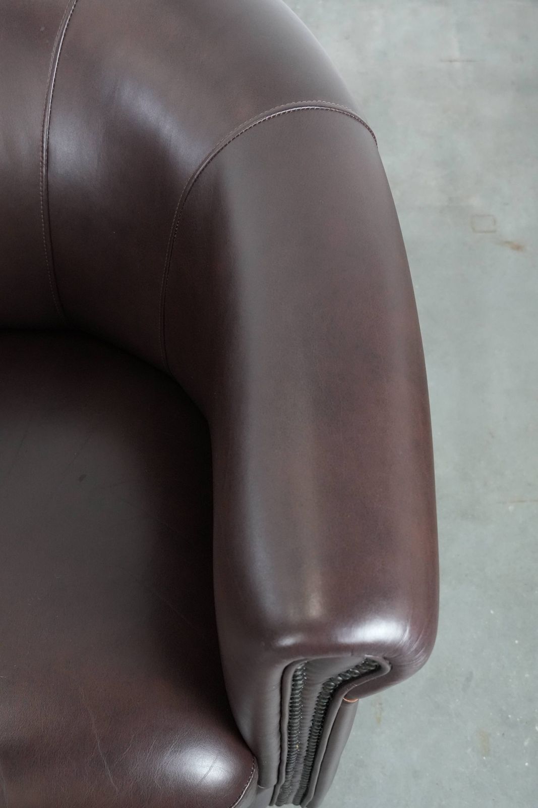 photo furniture Zeer Goede Staat – Set Van Twee Engelse Stijl Koeienhuid Club Fauteuils In Een Bijzondere Bruin/Donkerpaarse Kleurstelling