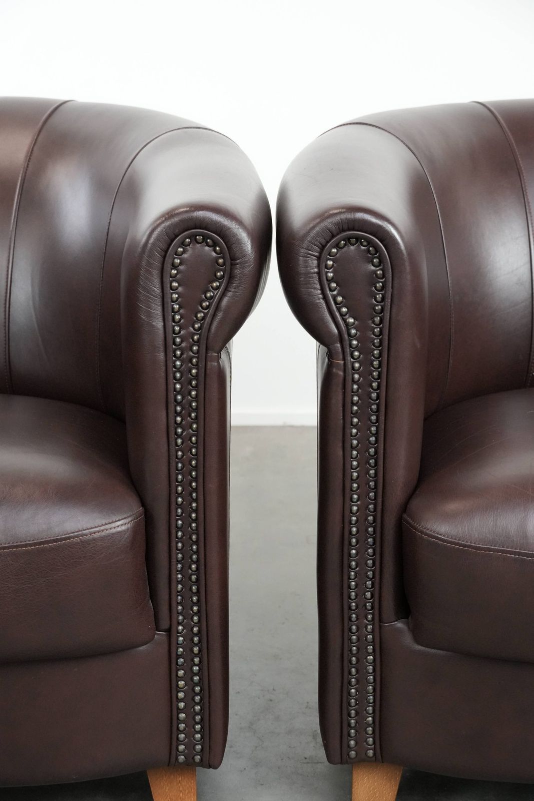 photo for sale Zeer Goede Staat – Set Van Twee Engelse Stijl Koeienhuid Club Fauteuils In Een Bijzondere Bruin/Donkerpaarse Kleurstelling