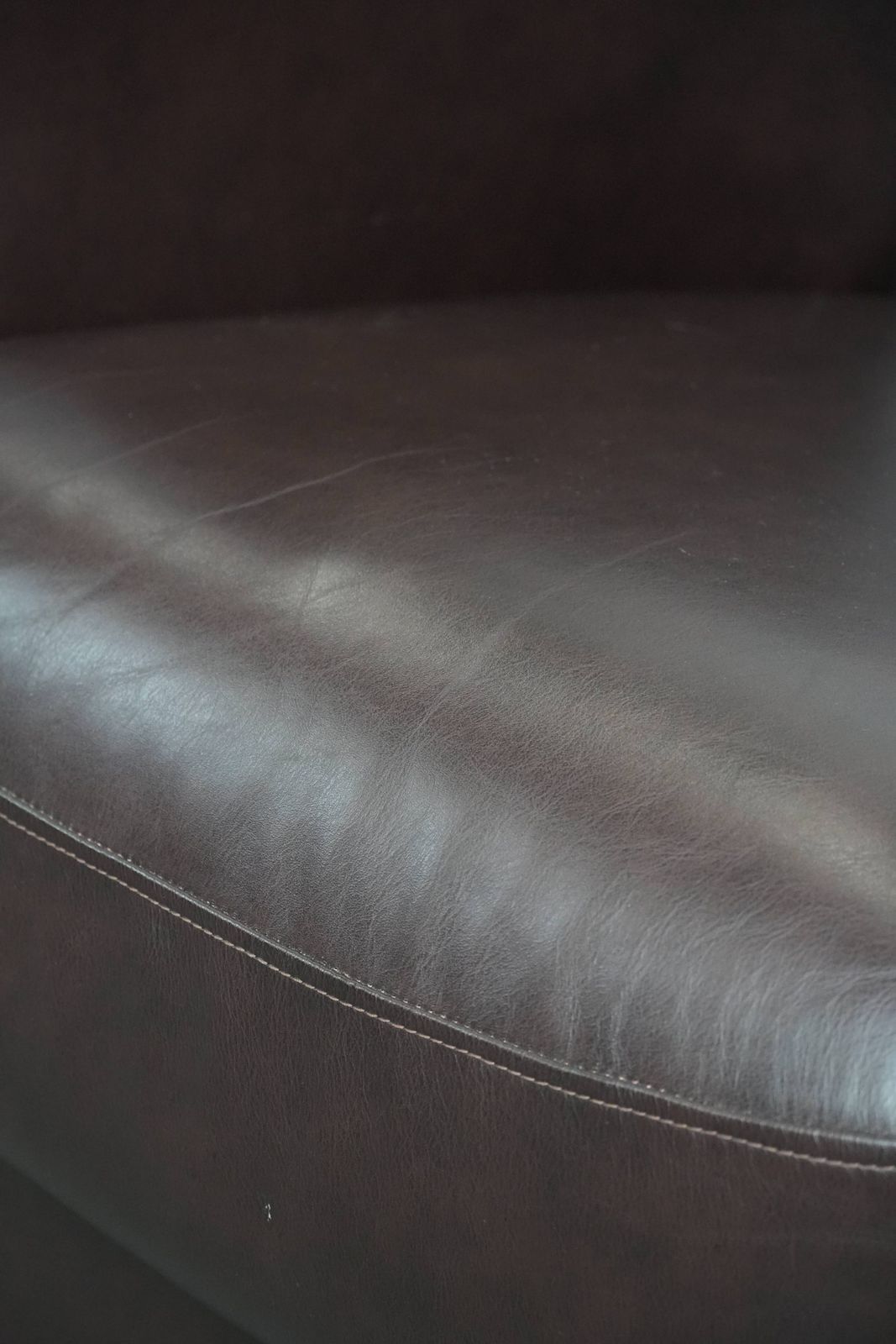 photo buy Zeer Goede Staat – Set Van Twee Engelse Stijl Koeienhuid Club Fauteuils In Een Bijzondere Bruin/Donkerpaarse Kleurstelling