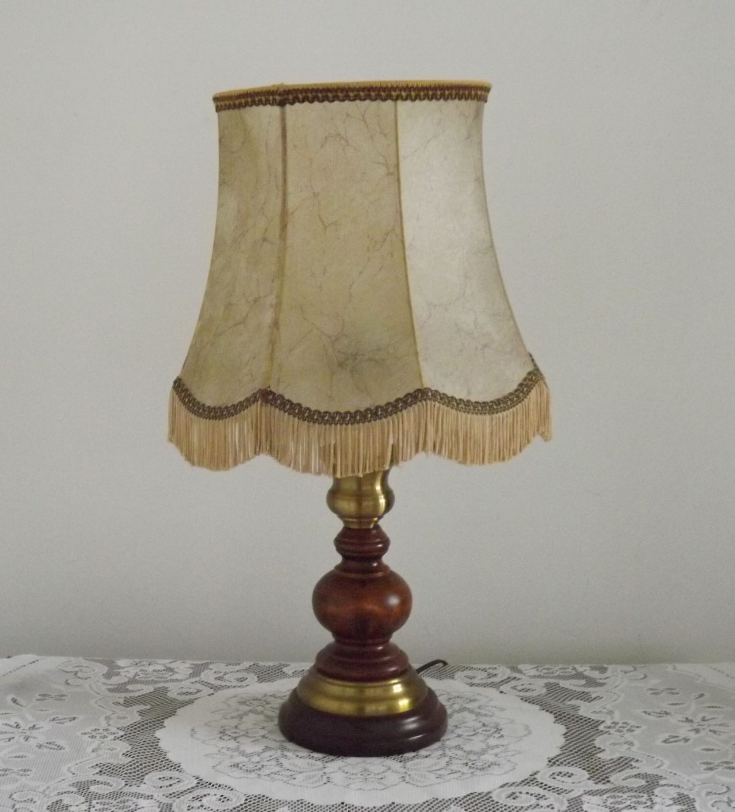 Lampe de table mid-century française en laiton et bois tourné, abat-jour en peau