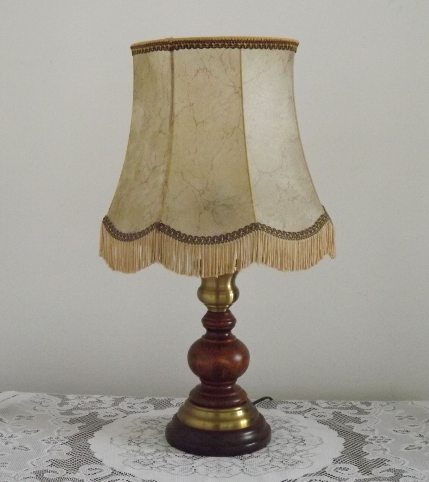Lampe de table mid-century française en laiton et bois tourné, abat-jour en peau photo furniture