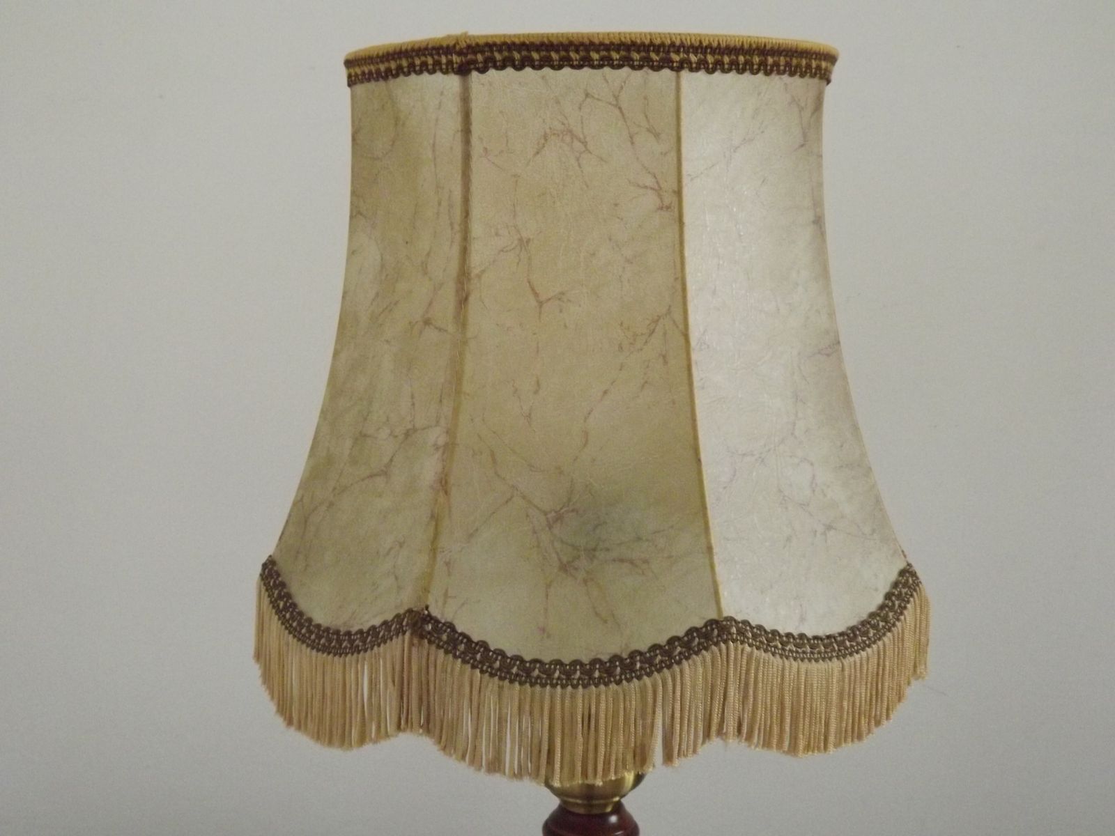 Lampe de table mid-century française en laiton et bois tourné, abat-jour en peau photo for sale