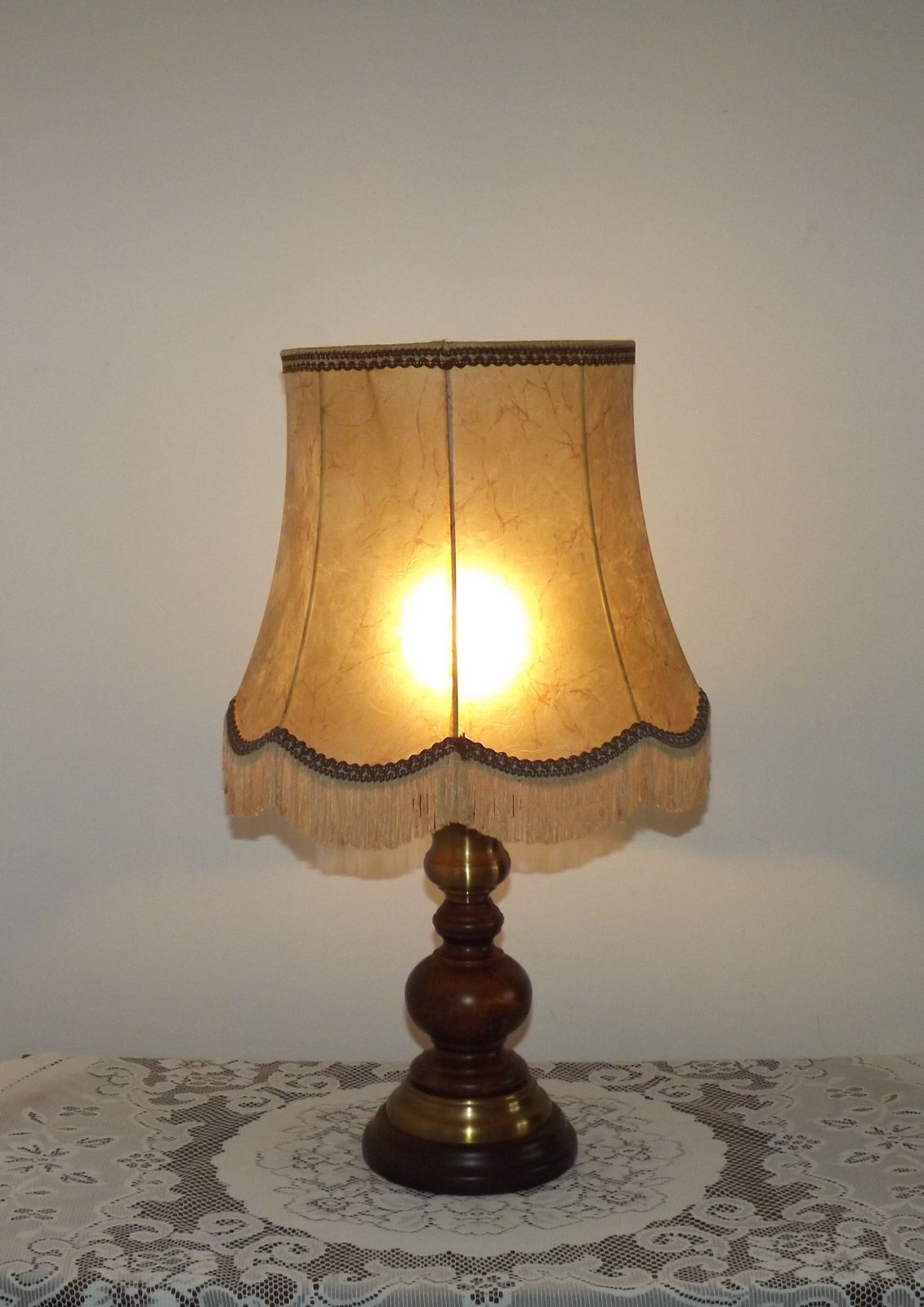 130.0 Lampe de table mid-century française en laiton et bois tourné, abat-jour en peau photo