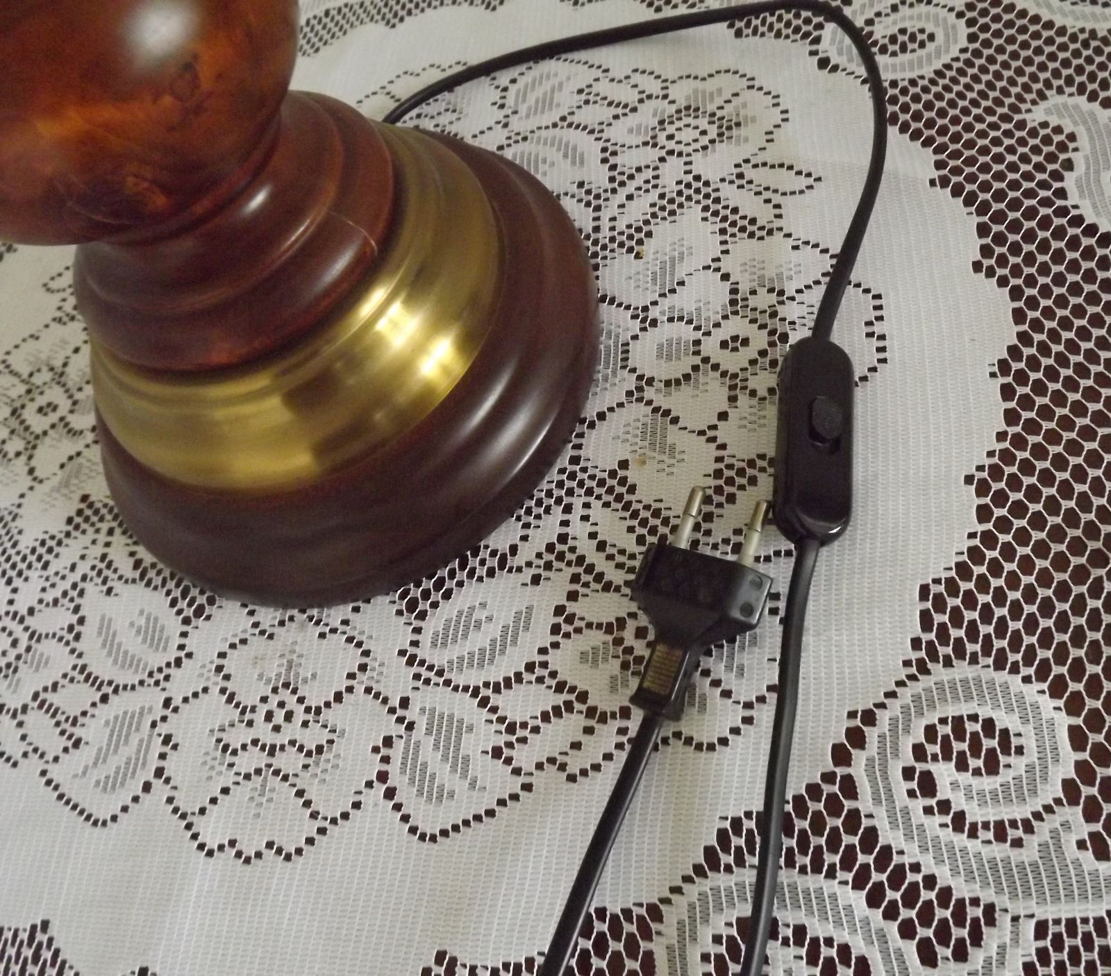photo buy Lampe de table mid-century française en laiton et bois tourné, abat-jour en peau