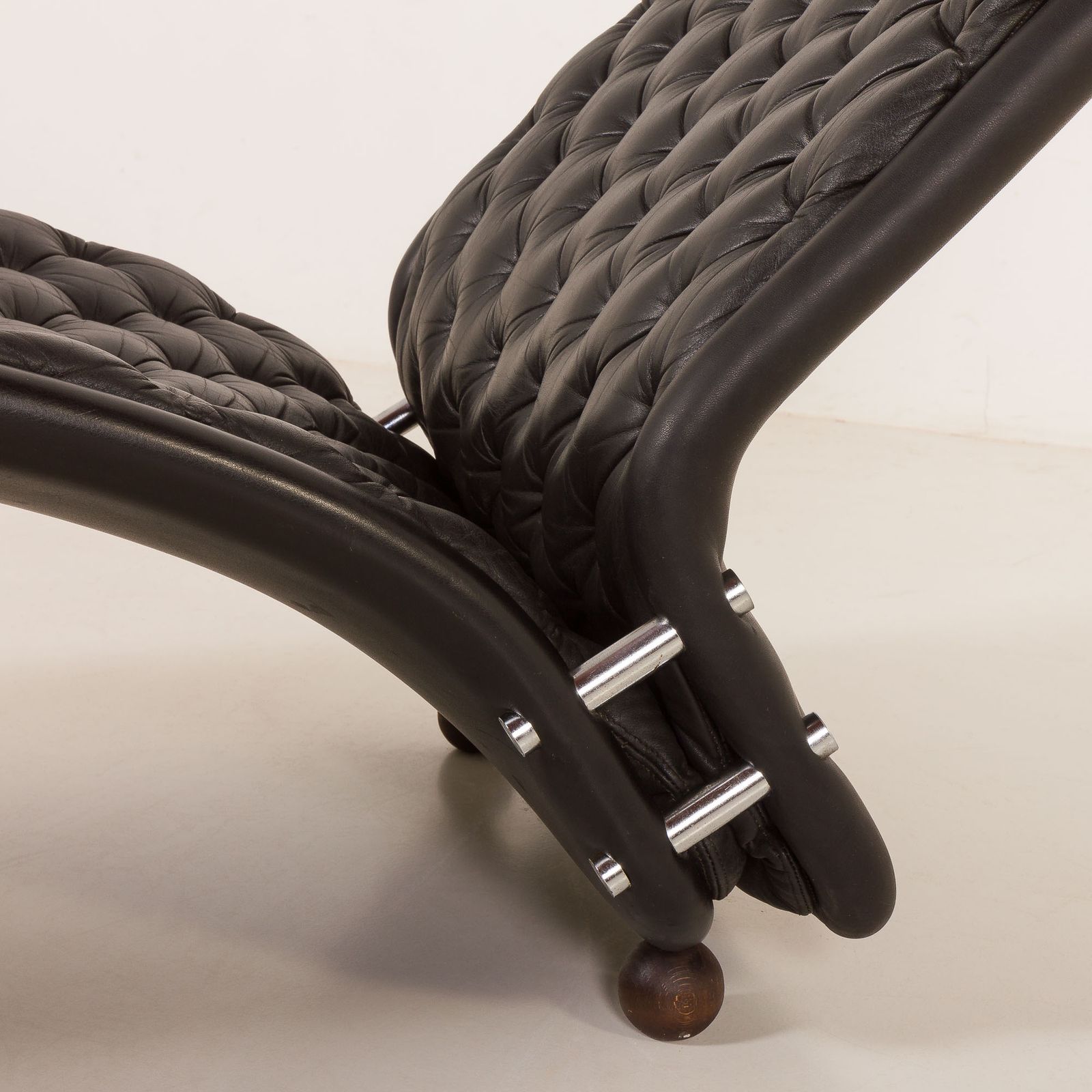 5123.0 Verner Panton Black Leather Chaise Longue For Fritz Hansen, 1970s photo