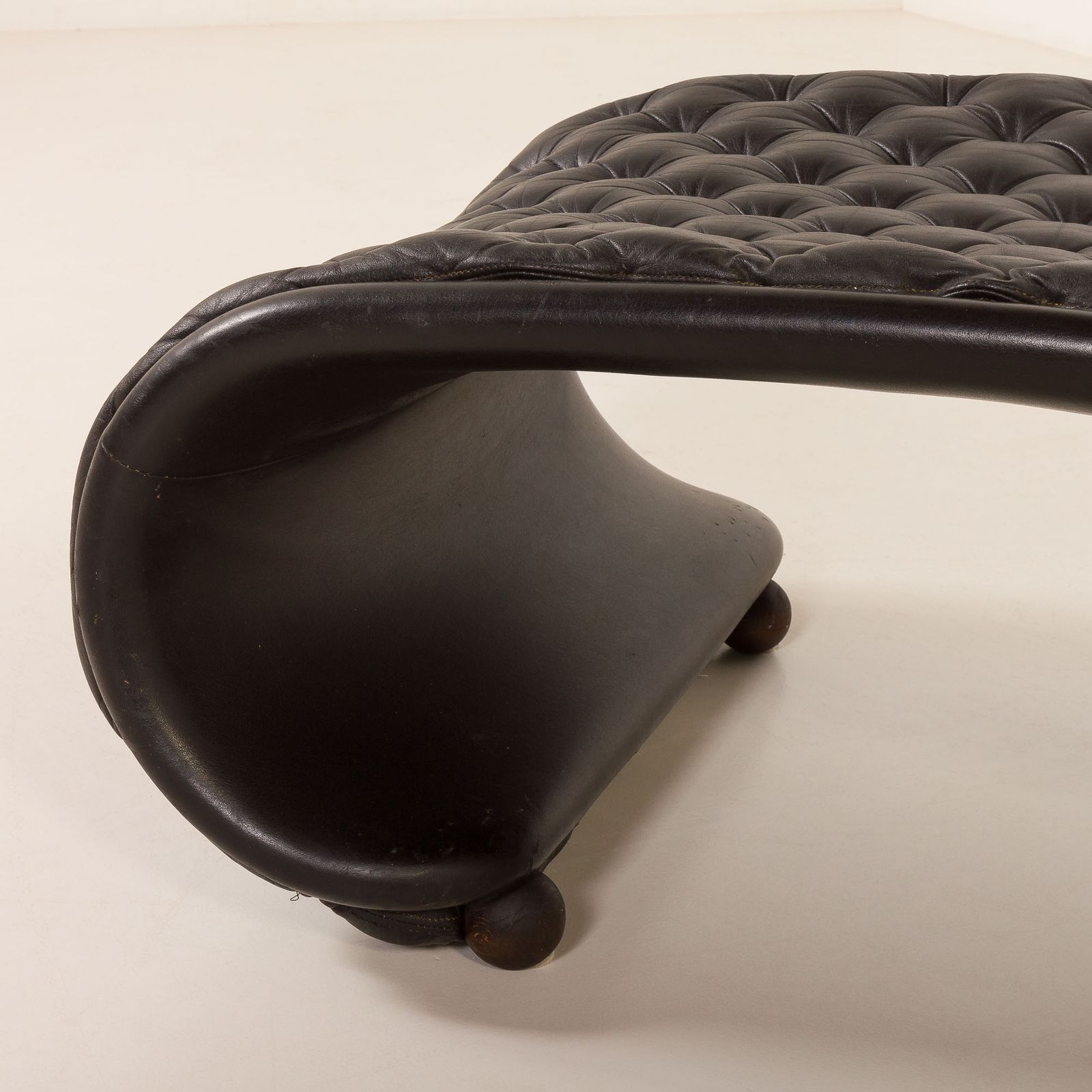 photo vinterior Verner Panton Black Leather Chaise Longue For Fritz Hansen, 1970s