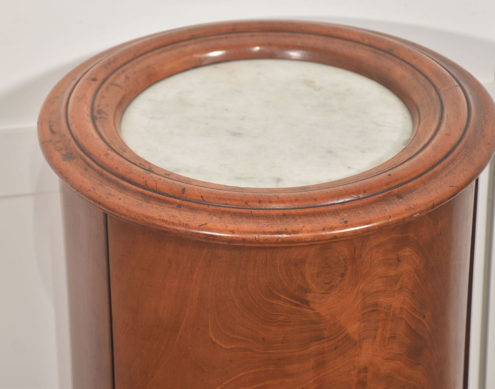 Early Victorian Flame Mahogany Circular Bedside Cabinet photo vinterior