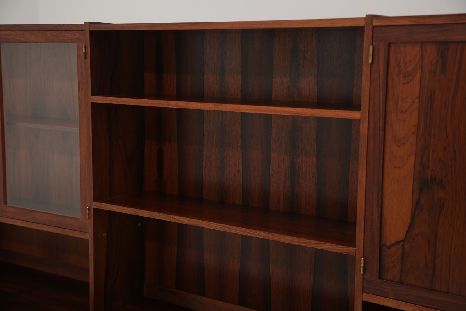 photo vinterior Poul Hundevad: Mid Century Modular Wall Unit & Desk In Brazilian Rosewood, Denmark, 1960s