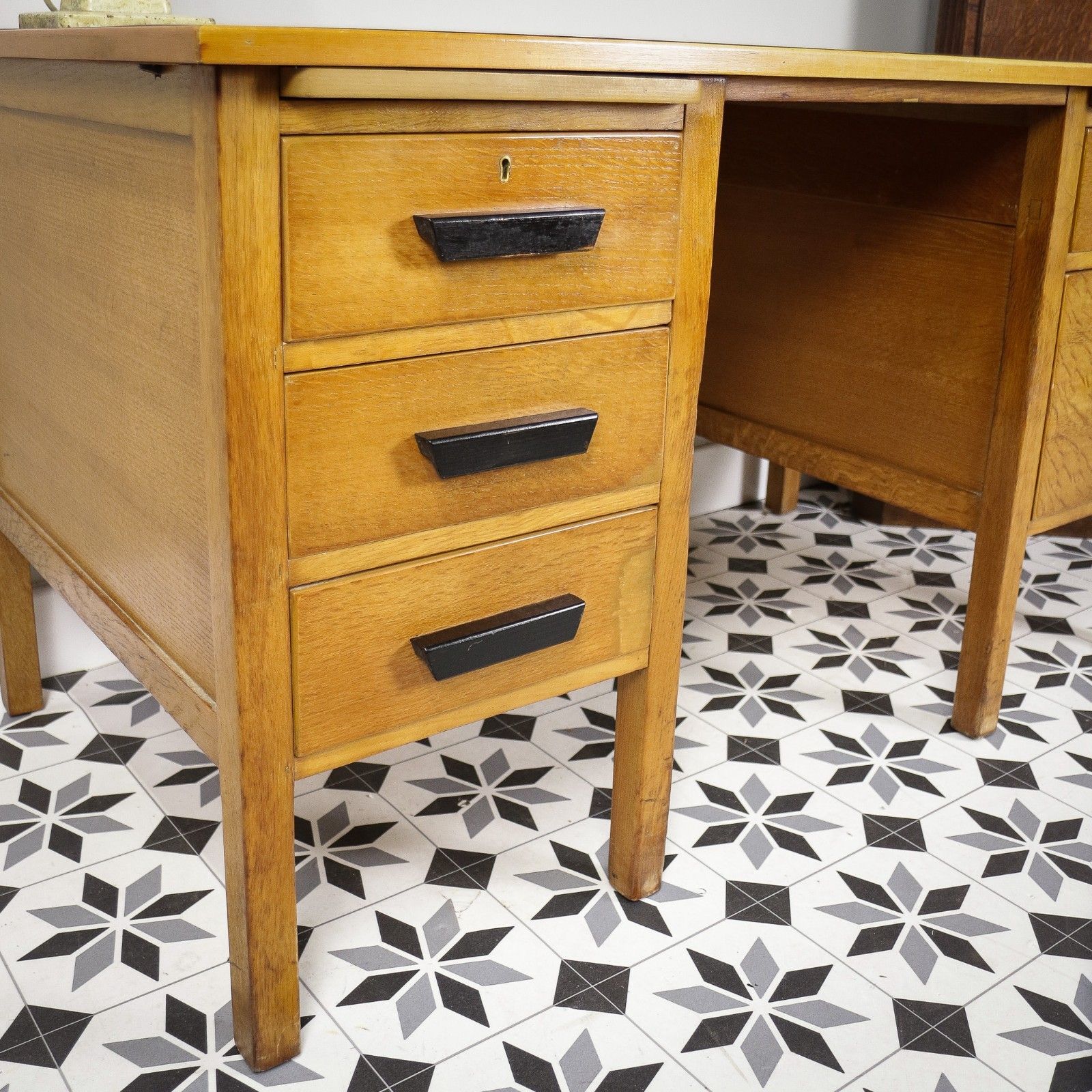 photo vinterior Oak And Oak Faced Mid Century Twin Pedestal Desk With Black Leatherette Top