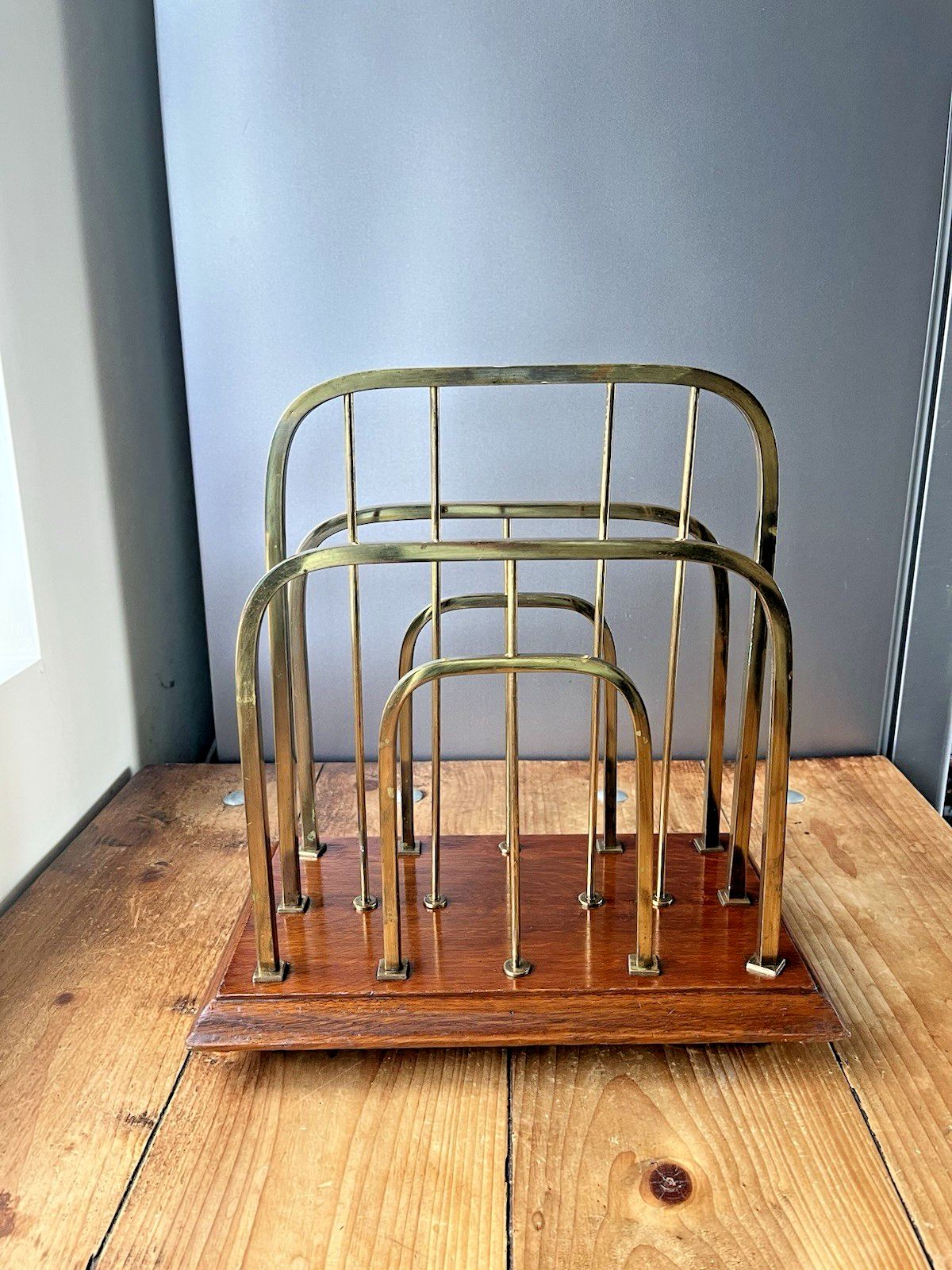 photo vintage Exceptional Antique Wt&S William Tonks & Sons Brass Oak Magazine Newspaper Rack