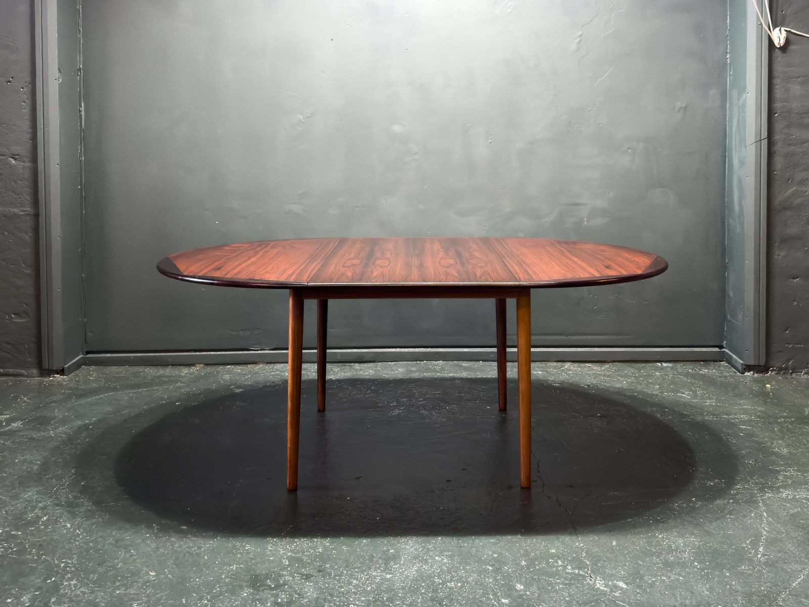 Round Extendable Rosewood Dining Table photo vinterior