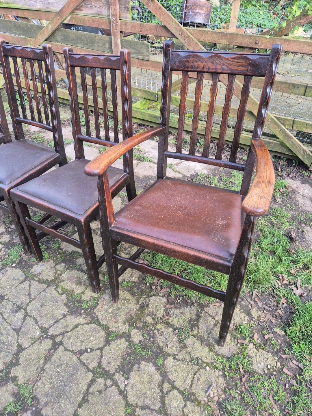 photo vintage Set Of 6 Antique Oak Dining Chairs Including 2 Carvers