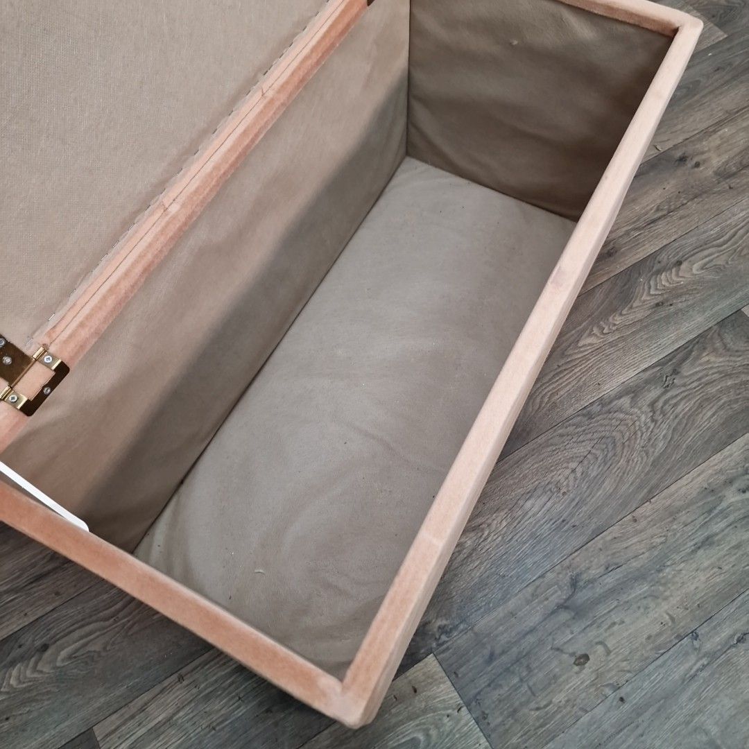 photo furniture Vintage Blanket Box Ottoman – Velvet Upholstery – Buttoned Lid Storage Trunk