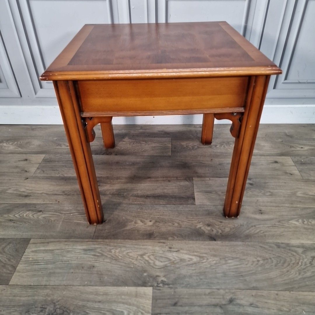 photo vinterior Vintage Wooden Side Table – Parquet Inlaid Top – Square Lamp Coffee Retro