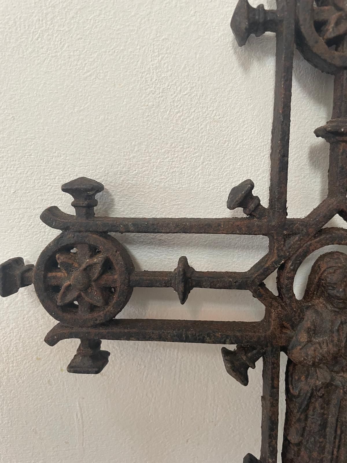 photo furniture Vintage 19th Century French Cross