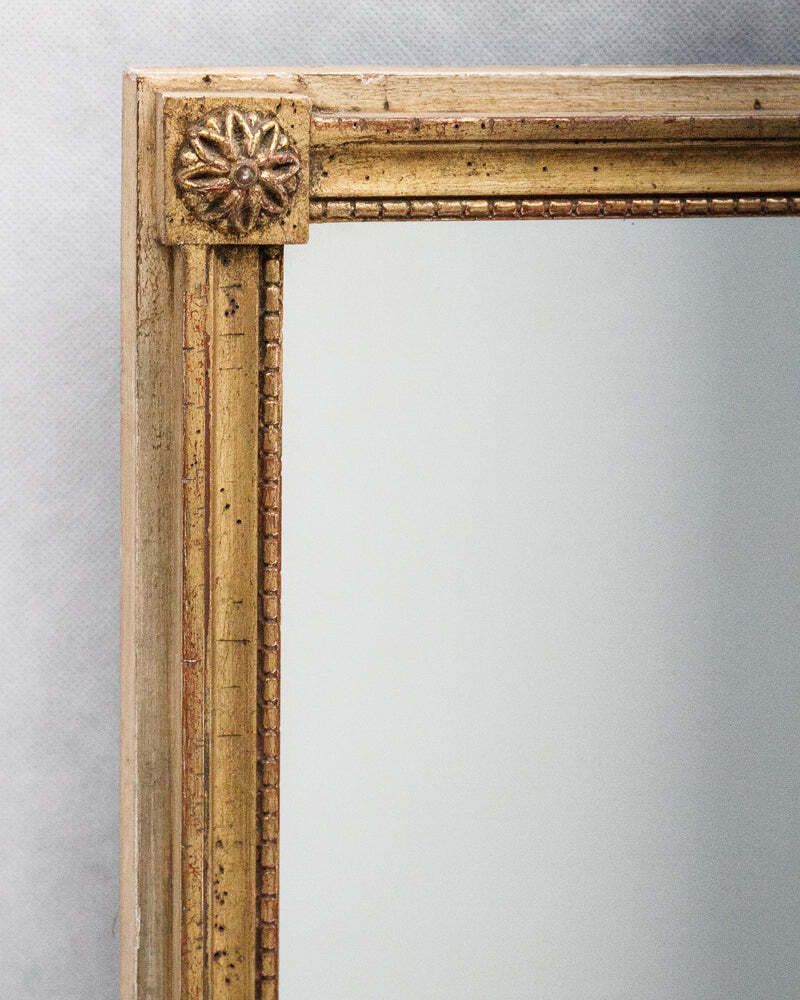 Kleine Louis XVI Vergulde Spiegel Met Bloemhoeken photo for sale