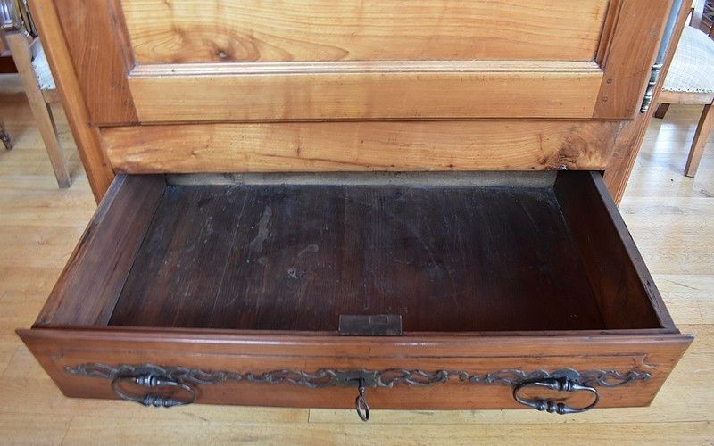 photo furniture Louis XV Charentaise Bonnet In Cherry 19th