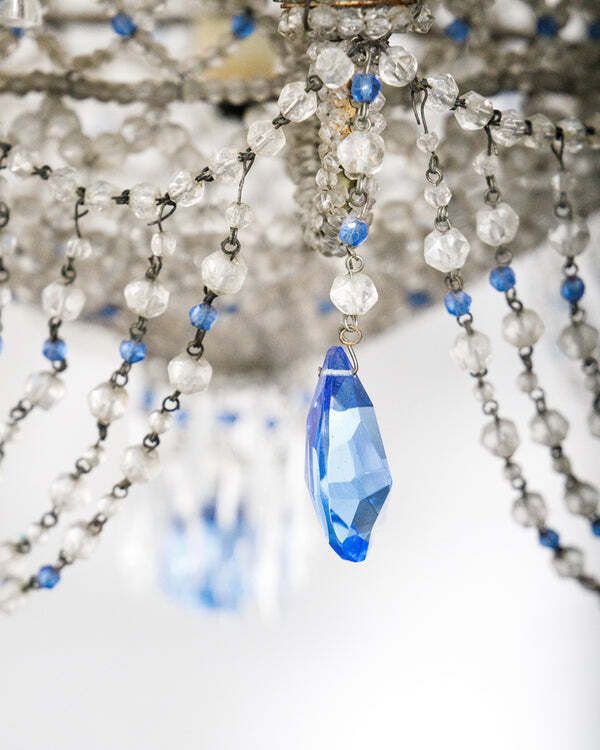 19e Eeuwse Italiaanse Kralenlustre Met Saffierblauwe Druppels photo buy