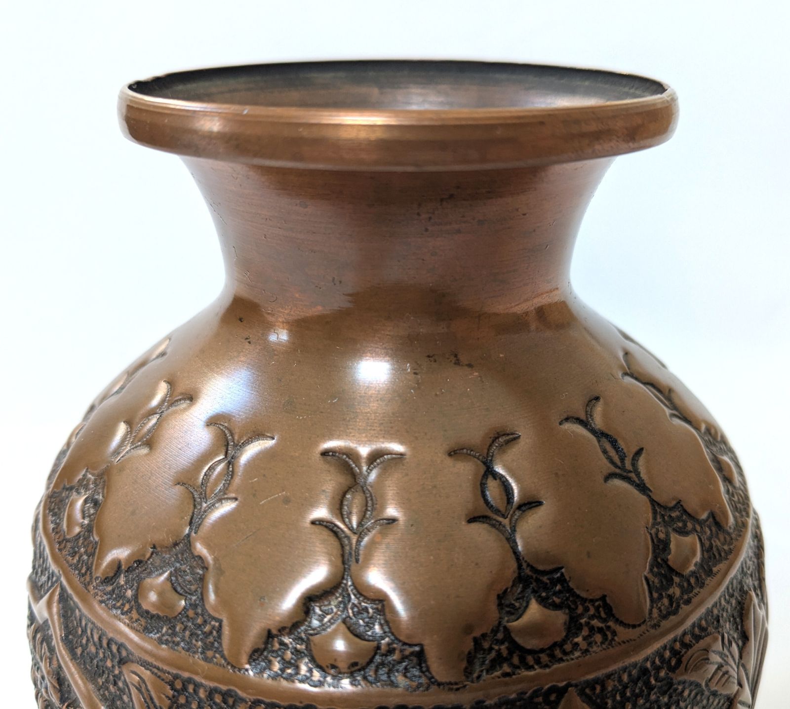 photo vinterior Antique Islamic Qajar Ghulamzani Carved Copper Vase