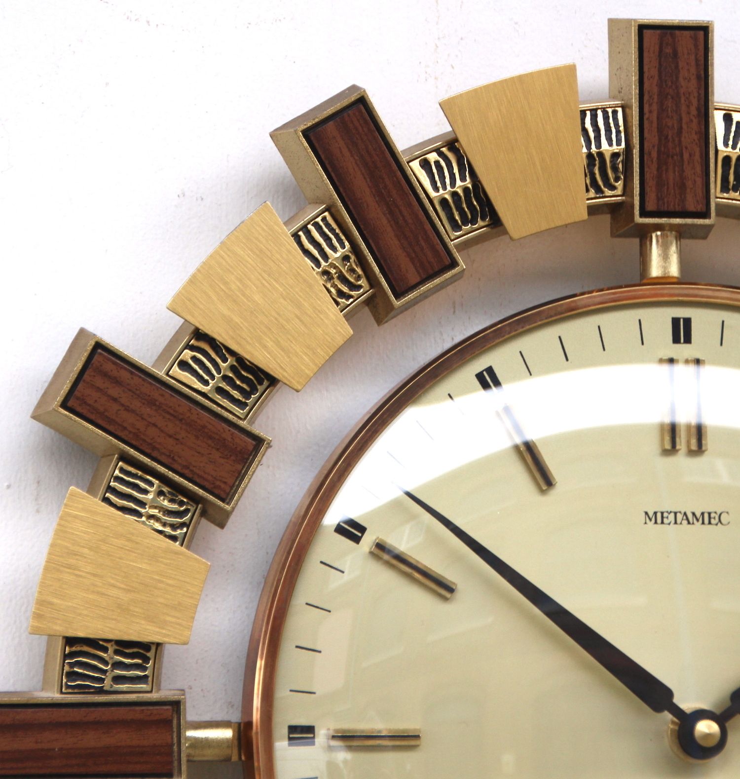 1970s British Sunburst/Kitsch Lounge Vintage Wall Clock. Fully Guaranteed. London Timepiece. photo Home Decor