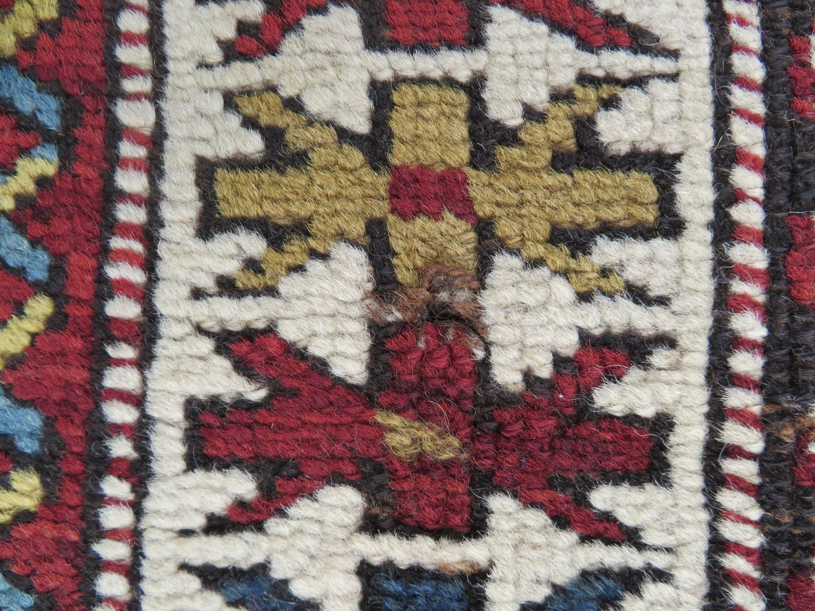 photo vinterior Antique Caucasian Karabagh Rug. 210cm X 127cm.