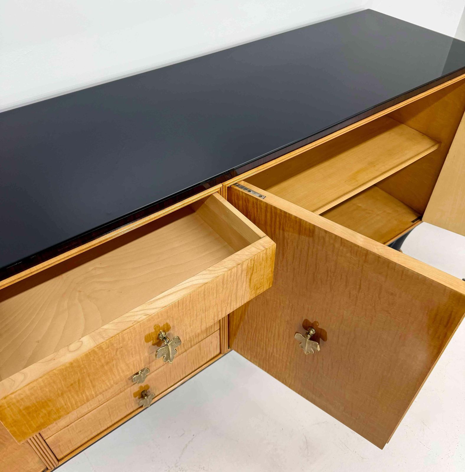 photo vintage Italian Art Deco Sideboard Attributed To Osvaldo Borsani In Maple, Late 1940s