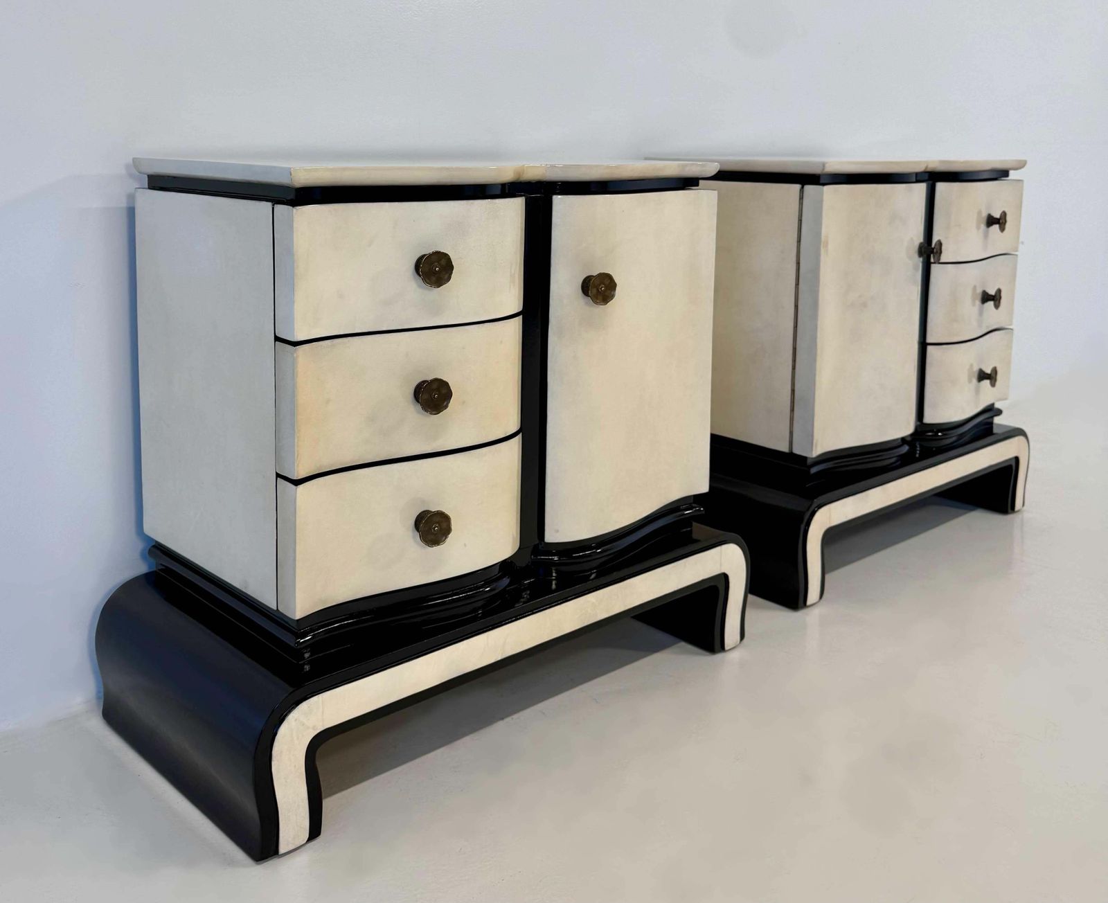 Pair Of Art Deco Nightstands In Parchment And Black Lacquer, Attr. Borsani, 40s photo 3400.0