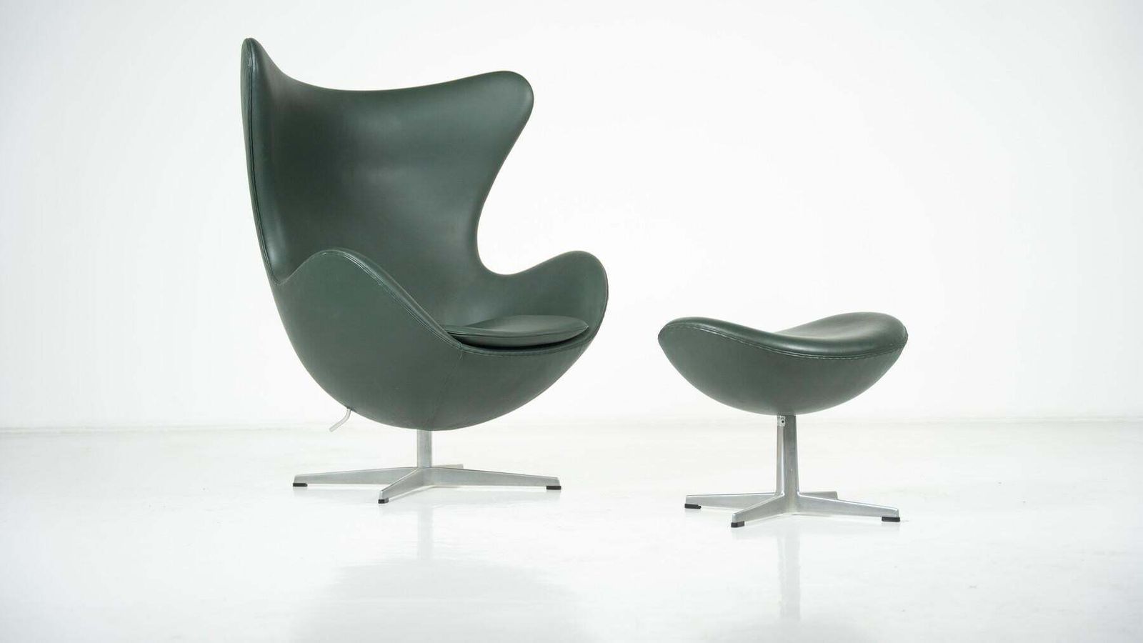 Egg Chair And Ottoman By Arne Jacobsen For Fritz Hansen, 2000s photo vinterior