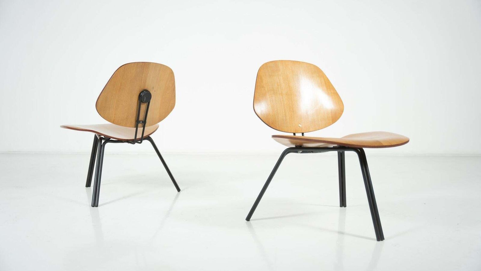 photo furniture Mid Century Modern P31 Chairs By Osvaldo Borsani, Tecno, 1950s
