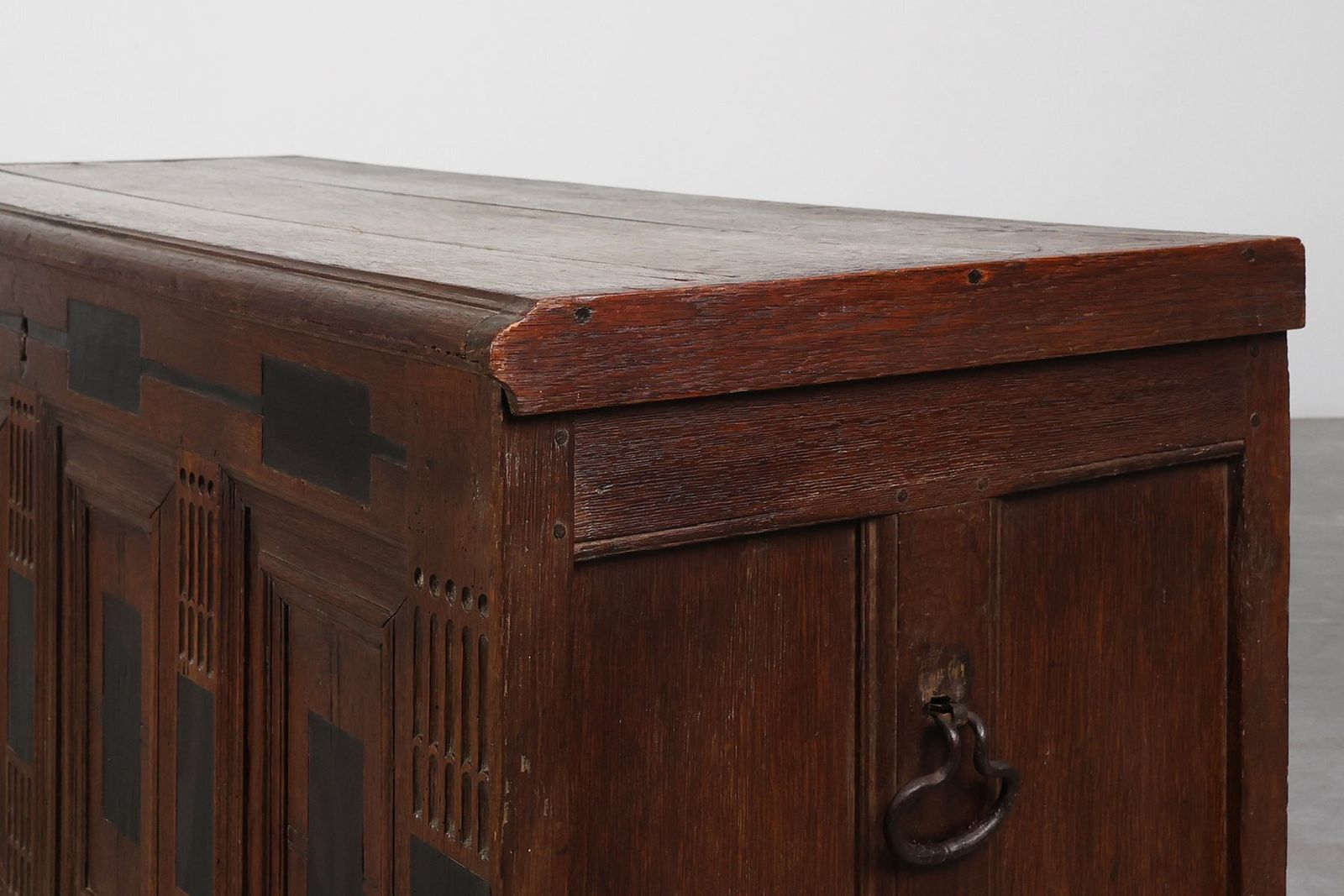 photo vinterior French Oak Storage Trunk Or Linen Chest, 17th Century