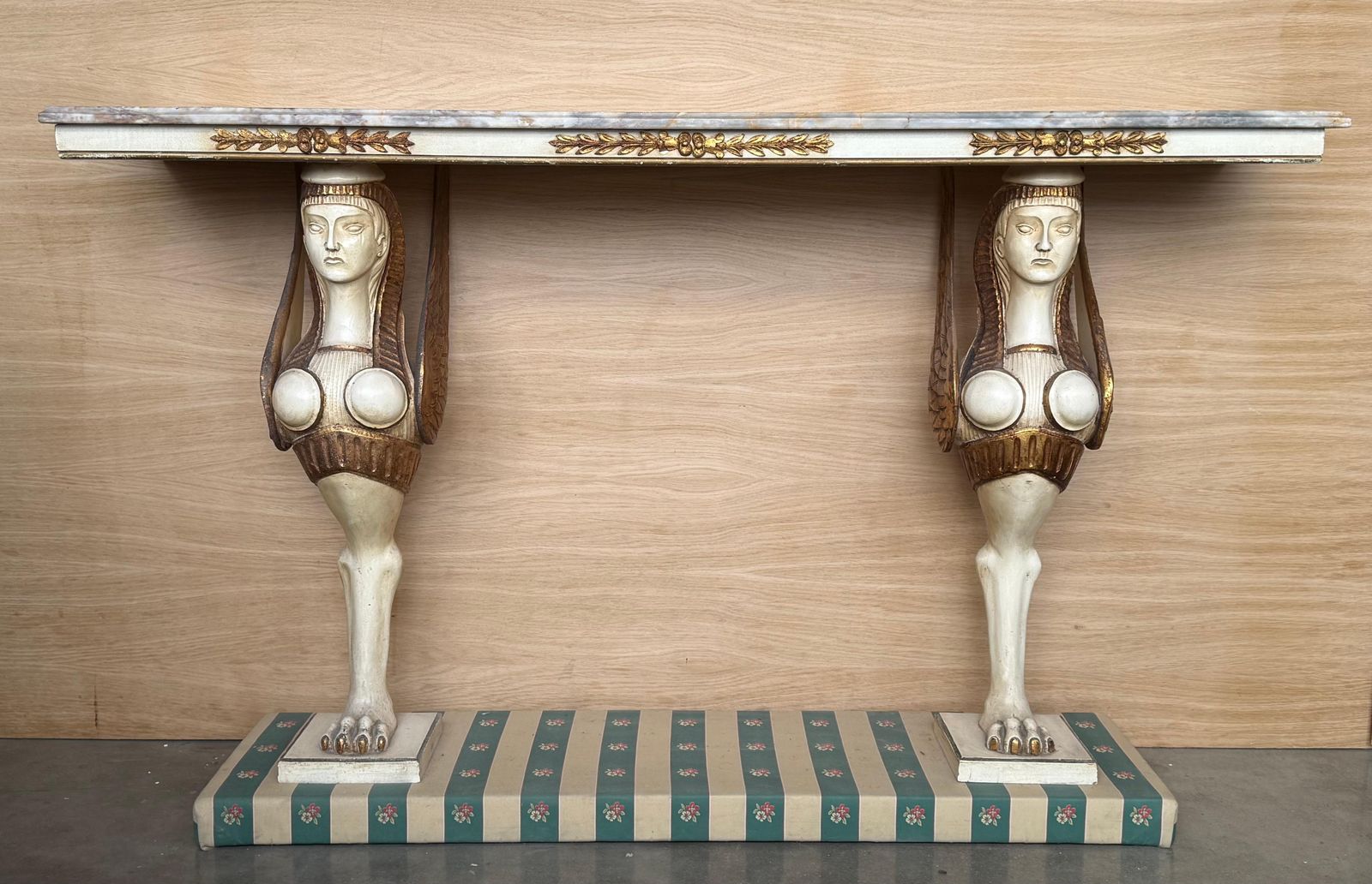 Console suédoise de style Empire en bois sculpté, polychrome et doré, début du XXe siècle photo vinterior