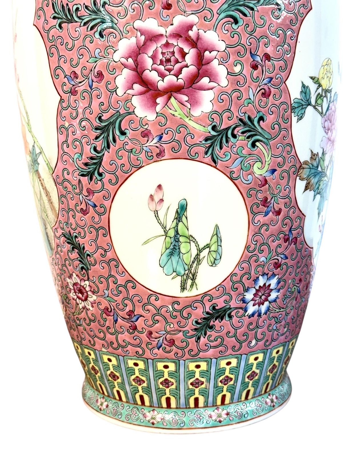 photo vintage Large Chinese Famille Rose Porcelain Vase With Peacocks