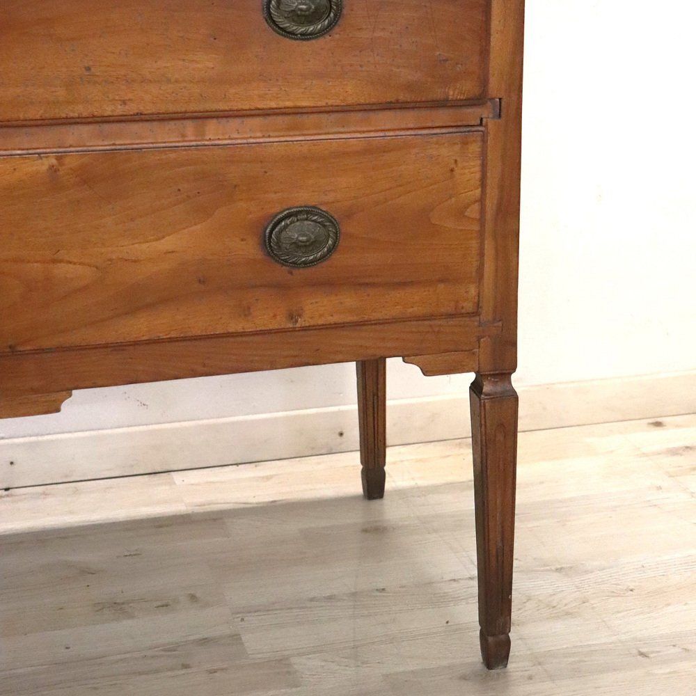 photo furniture Antique 18th Century Walnut Chest Of Drawers
