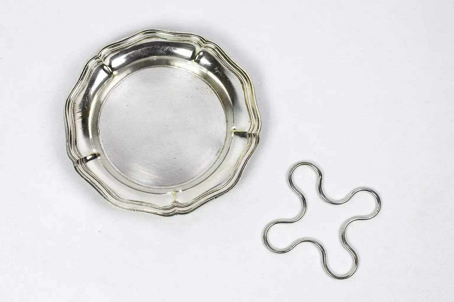 Christofle Silver Plated Metal Bottle Coaster With A Wire Border, 19th Century — With A Removable Clover Shaped Bottle Rest photo for sale